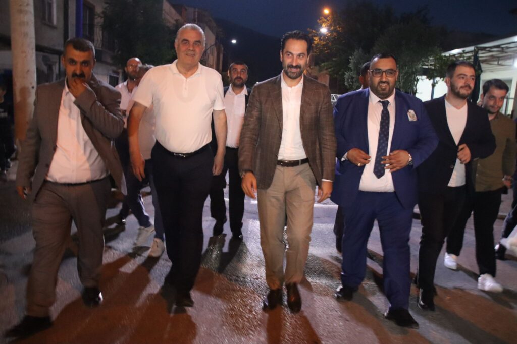 4d9d18a8-05e5-489f-b6ff-33e181569199-2-1024x682 Mücahit Arınç’tan Kürtçe Ezgiler Eşliğinde ‘Barış Halayı’